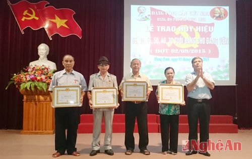 Trao huy hiệu cho các đảng viên lãnh thành