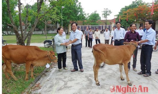 Hai hội viên Hội nông dân