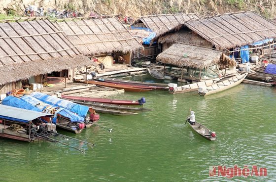 Xóm “nổi” trên bến thượng lưu  lòng hồ Thủy điện bản Vẽ.