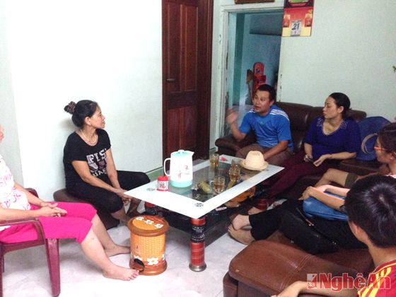 Bà Phạm Thị Hoan đến các gia đình thôn 3 trao đổi về công tác khuyến học.