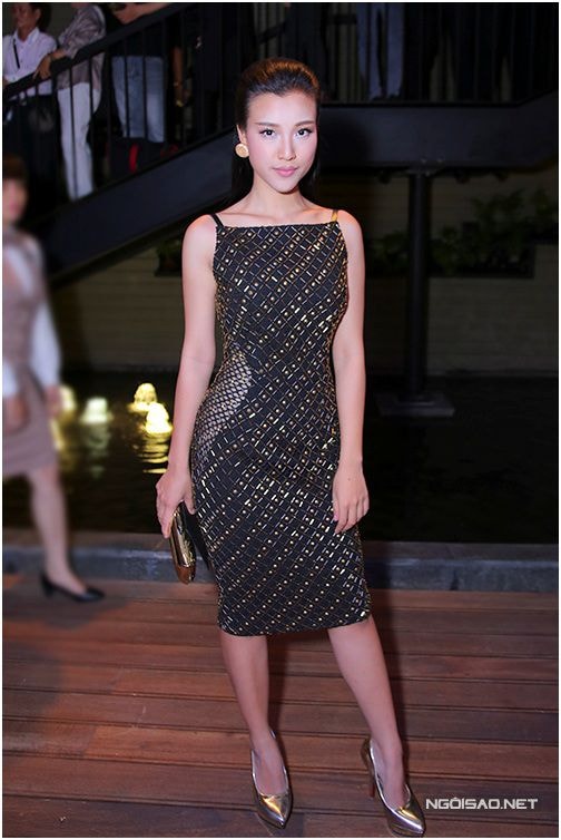 MC Hoàng Oanh chọn phụ kiện ánh kim để mix cùng mẫu váy hai dây, ôm khít eo gợi cảm.