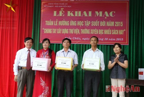 Lãnh đạo Sở Giáo dục và Đào tạo tặng quà cho các trường học và thự viên ở xã Diễn Bình