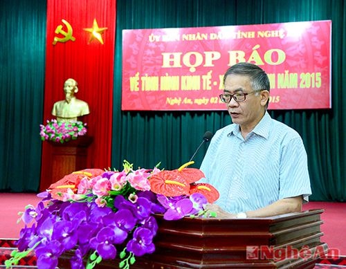 Đồng chí Cao Văn Chính - Phó Giám đốc Sở Kế hoạch và Đầu tư báo cáo tình hình kinh tế - xã hội tỉnh nhà trong 9 tháng đầu năm 2015.