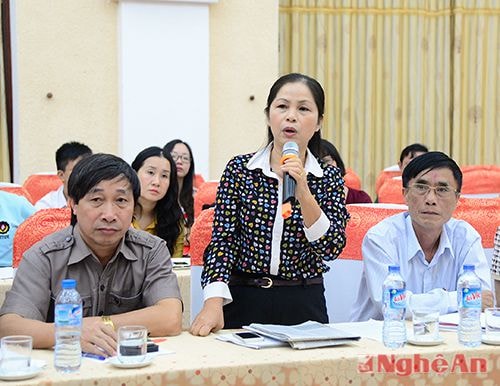 Đồng chí Hồ Thị Ngân - Phó Tổng biên tập Báo Nghệ An nêu vấn đề về việc sáp nhập trường THCS Tiến - Thiết ở huyện Nghi Lộc, đề nghị UBND tỉnh có giải pháp để đảm bảo quyền lợi của các em học sinh.