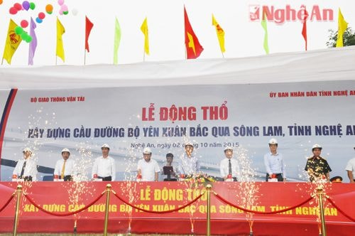 Các đại biểu thực hiện nghi thức động thổ công trình cầu đường bộ Yên Xuân bắc qua Sông Lam