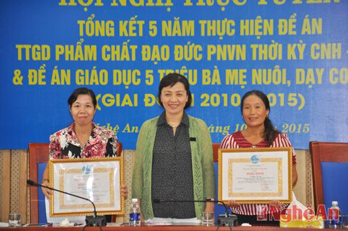  Đồng chí Lê Thị Tám - Tỉnh ủy viên, Chủ tịch Hội LHPN tỉnh trao bằng khen của Hội LHPN Việt Nam cho tập thể, cá nhân đạt thành tích xuất sắc trong 5 năm qua.