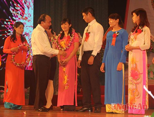 Phó Thủ tưởng Nguyễn Xuân Phúc trao giải nhất cho các giao viên đoạt giải tại hội thi