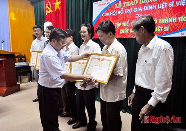 Đại diện lãnh đạo UBMTTQ tỉnh trao bằng khen cho các tập thể