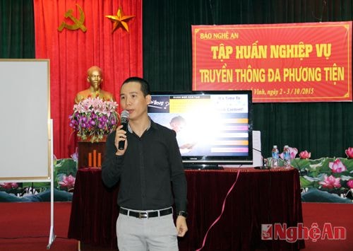 Chuyên gia truyền thông đến từ Hà Nội truyền đạt những kiến thức, kỹ năng về truyền thông đa phương tiện.