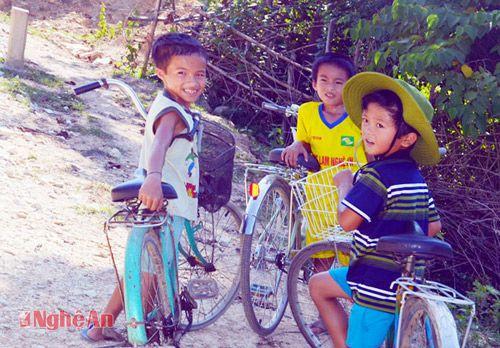 Học sinh Đan Lai ở bản Cò Phạt đã có thể đến trường bằng xe đạp.