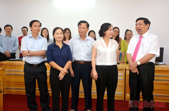 Đồng chí Nguyễn Xuân Đường thăm mô hình tòa soạn hội tụ Báo Nghệ An