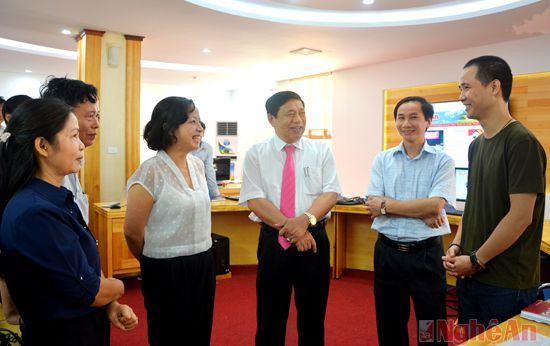 Đồng chí Phạm Thị Hồng Toan trình bày những cách làm báo mới mà Báo Nghệ An đang hướng tới