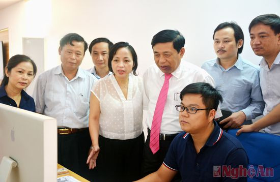 Đồng chí Phạm Thị Hồng Toan trình bày những cách làm báo in và báo điện tử kiểu mới mà Báo Nghệ An đang hướng tới