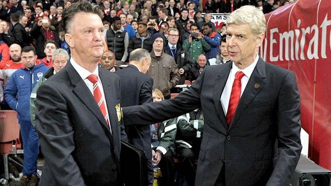 Van Gaal liên tục đổi mới còn Wenger vẫn trì trệ