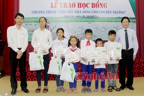 Đồng chí Nguyễn Hữu Nhị- Chủ tịch Hội Nông dân tỉnh Nghệ An và ông Lê Ngọc Thắng- Trưởng phòng kinh doanh Bắc Trung bộ, trưởng chi nhánh Công ty Cổ phần GreenFeed tại Nghệ An trao giấy khen và học bổng của chương trình cho các em học sinh có thành tích học tập xuất sắc.