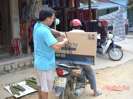 Biết ít ngày nữa điện lưới quốc gia sẽ về bản, người dân xã Châu Phong  mua ti vi về sử dụng.