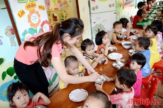 Bữa ăn trưa của các cháu Trường Mầm non Hữu Kiệm  (Kỳ  Sơn).