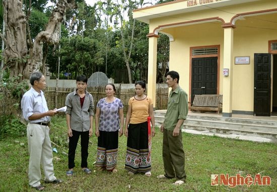 Ông Lữ Văn Việt (ngoài cùng bên trái) trao đổi phương thức làm việc với người dân trong bản.