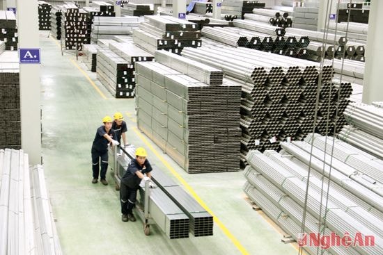 Sản xuất tại Nhà máy Tôn Hoa Sen (Khu công nghiệp Nam Cấm). Ảnh: Hoàng Vĩnh