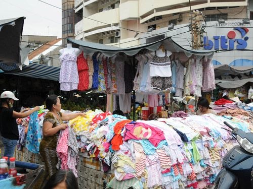 Quần áo Trung Quốc bày bán ở các chợ.