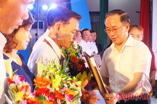 Trao thưởng cho các  mô hình điển hình tập thể có thành tích cao trong công tác dân vận giai đoạn 2010 - 2015