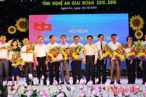 Thay mặt Tỉnh ủy UBND đồng chí Trần Hồng Châu  và đồng chí Nguyễn Xuân Sơn trao  bằng khen cho các điển hình cá nhân đạt thành tích cao trong công tác dân vận giai đoạn 2010 - 2015