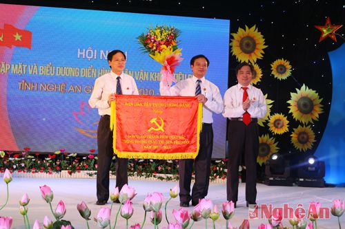 Thay mặt Ban Dân vận Trung ương đồng chí Nguyễn Văn Hùng - Phó Ban Dân vận Trung ương trao cờ thi đua cho Ban Dân vận tỉnh 