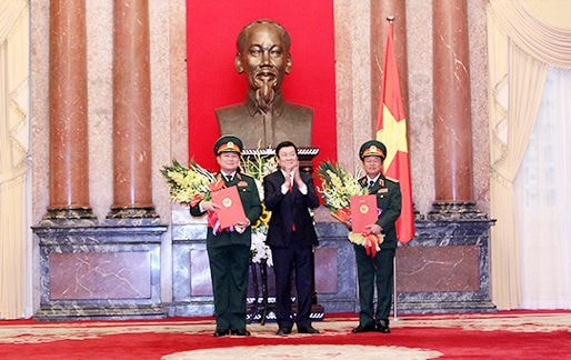 Chủ tịch nước Trương Tấn Sang trao Quyết định thăng quân hàm từ Thượng tướng lên Đại tướng cho đồng chí Ngô Xuân Lịch và đồng chí Đỗ Bá Tỵ - Ảnh: Hồng Pha 