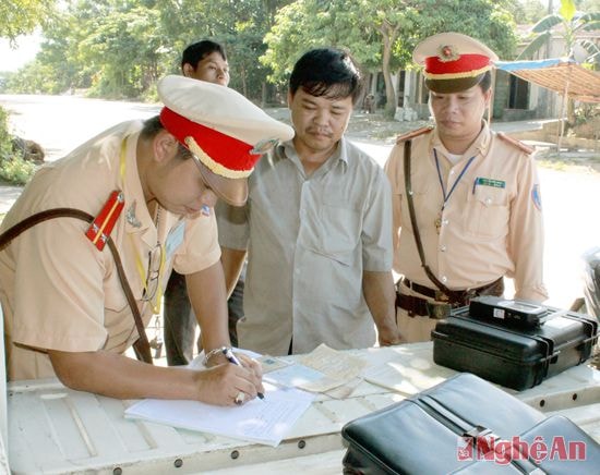 CSGT Công an Nghệ An kiểm tra, xử lý chủ phương tiện vi phạm ATGT.