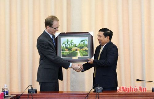 Dịp này, lãnh đạo tỉnh và trưởng đoàn công tác cũng đã trao tặng những món quà thể hiện tình hữu nghị Việt Nam - Hoa Kỳ và mong muốn hợp tác dài lâu giữa Nghệ An và USAID.