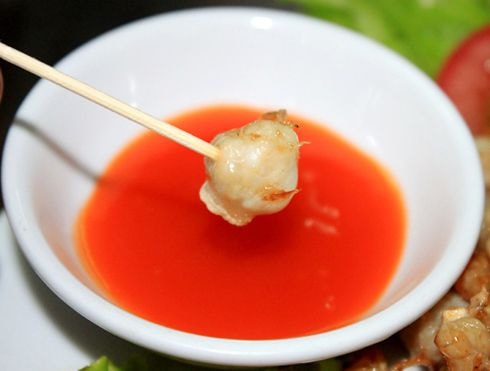 Cách chọn tương ớt ngon là chọn loại có màu sậm, tránh mua những loại tương ớt có màu sắc sặc sỡ