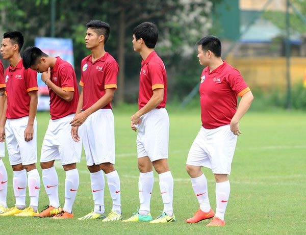 Văn Quyến có mặt trong đội hình của FC Hải Anh tại một giải bóng đá phong trào ở Hà Nội chiều nay 4/10. Sự có mặt của ngôi sao một thời thu hút rất đông người hâm mộ tới sân của trung tâm đào tạo bóng đá trẻ VFF. Tất cả tò mò muốn xem Quyến 'Béo' thi đấu như nào.