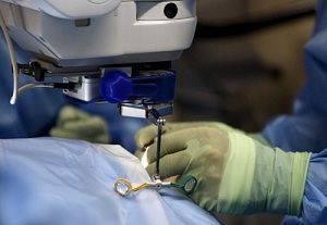 Bệnh nhân được cấy tế bào gốc vào lớp biểu bì mô sắc tố võng mạc. Ảnh: Reuters