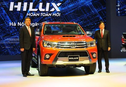 Toyota Hilux 2015 có giá khởi điểm 693 triệu đồng