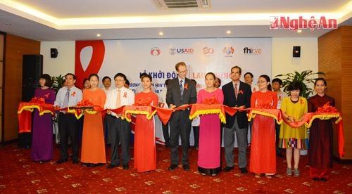 … và cắt băng khởi động chương trình HIV thực hiện mục tiêu 90-90-90 tại Nghệ An.