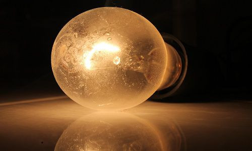 Thomas Edison cho ra đời chiếc bóng đèn đầu tiên vào tháng 10/1879. Ảnh: My Journey Through M.E.