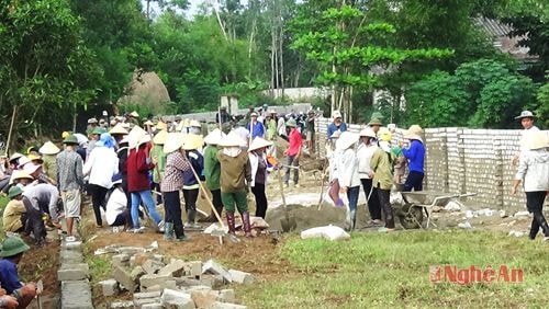 Hàng trăm giáo dân tụ tập xây bờ rào trên phần đất lấn chiếm trái phép khuôn viên Trường mầm non Nghi Kiều (cụm 1)