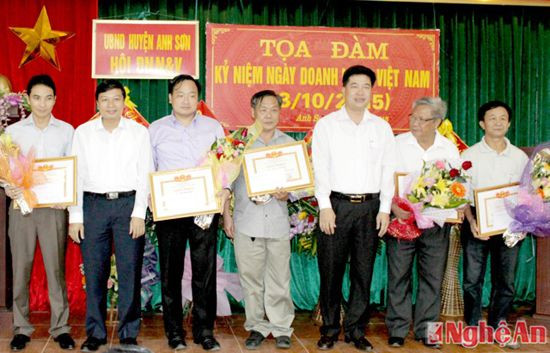 Lãnh đạo huyện Anh Sơn chúc mừng và khen thưởng đối với một số doanh nghiệp sản xuất kinh doanh giỏi
