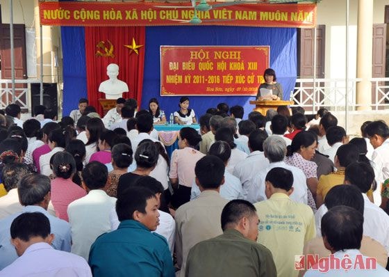 Quang cảnh buổi tiếp xúc cử tri tại xã Hoa Sơn.