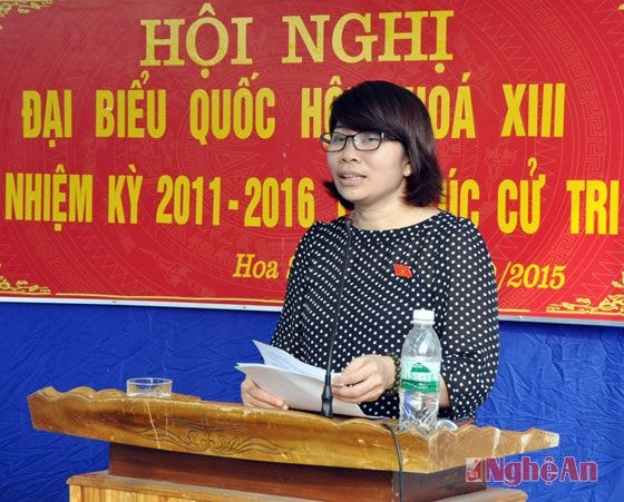 Bà Vi Thị Hương thông báo với cử tri nội dung kỳ họp thứ 10, Quốc hội khóa XIII diễn ra trong thời gian tới.