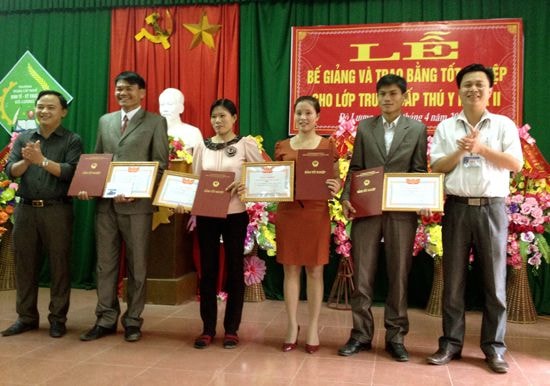 Thầy giáo, thạc sỹ Trần Đình Trung, Hiệu trưởng nhà trường trao bằng tốt nghiệp cho học viên trung cấp thú y khóa 2013 -2015.