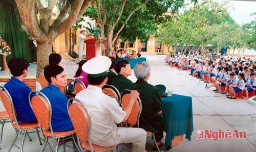 Hội Cựu chiến binh phường Thu Thủy nói chuyện với các học sinh Trường Tiểu học Thu Thủy (Thị xã Cửa Lò).