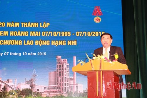 Chủ tịch UBND tỉnh Nguyễn Xuân Đường  đánhgiá cao sự đong sgops của đơn vị trong việc phát triển ngành sản xuất xi măng tại Nghệ An và trong thời gian tới sẽ tạo điều kiện để xi măng Hoàng Mai phát triển