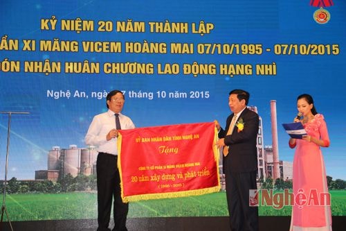 Chủ tịch UBND tỉnh Nguyễn Xuân Đường trao tặng bức trướng cho Công ty