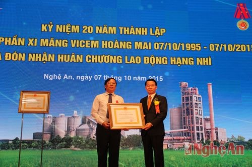 Được sự ủy quyền, Thứ trưởng Bộ Xây dựng Đỗ Đức Duy, trao tặng Huân chương Lao động Hạng Nhì cho cá nhân  Tổng giám đốc Công ty