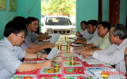 Còn tại xã Hưng Long, Hưng Nguyên nơi cũng đang xẩy ra dịch SXH. Chiều ngày 5/10, đoàn công tác của Sở Y tế do đồng chí Bùi Đình Long, Giám đốc Sở Y tế dẫn đầu đã đến xã kiểm tra, chỉ đạo công tác phòng và dập dịch SXH. Với nhiều biện pháp khoanh vùng, khống chế dịch, đến nay, số ca mắc SXH ở Hưng Long đã giảm hẳn; 30/37 trường hợp đã khỏi bệnh. (Ảnh: Thanh Hoa)