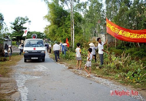 Không chỉ ở những địa bàn trọng điểm, mà trên toàn tỉnh, các địa phương đang đồng loạt ra quân vệ sinh môi trường, phát quang bụi rậm để loại bỏ nguồn lây bệnh SXH.