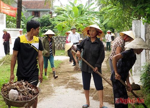 Trong điều kiện dịch SXH đang trong giai đoạn đỉnh điểm, người dân xã Quỳnh Long, Quỳnh Lưu ra quân vệ sinh môi trường mỗi tuần/ lần để phòng chống SXH.