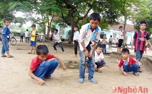 Học sinh Trường tiêu học Nghi Kiều II trong một buổi ra chơi