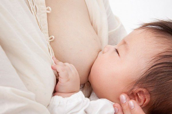 Chế độ dinh dưỡng phù hợp với trẻ nhỏ bị sốt là cho bú hoàn toàn bằng sữa mẹ